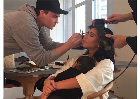 Kim Kardashian posta foto com a filha e é acusada de imitar Gisele Bündchen