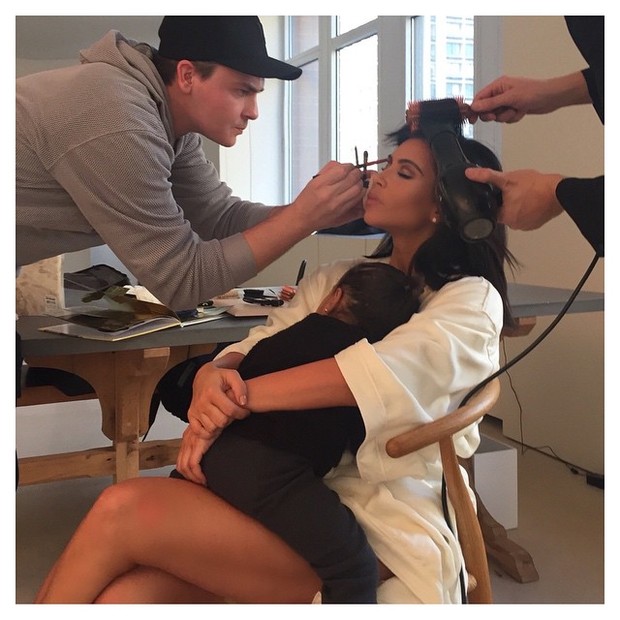 Kim Kardashian posta foto com a filha e é acusada de imitar Gisele Bündchen