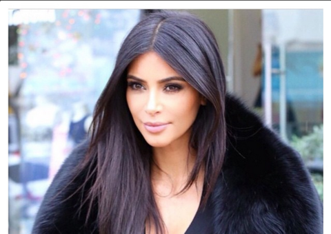  Em ângulo ousado, Kim Kardashian aparece nua em novas fotos vazadas na web