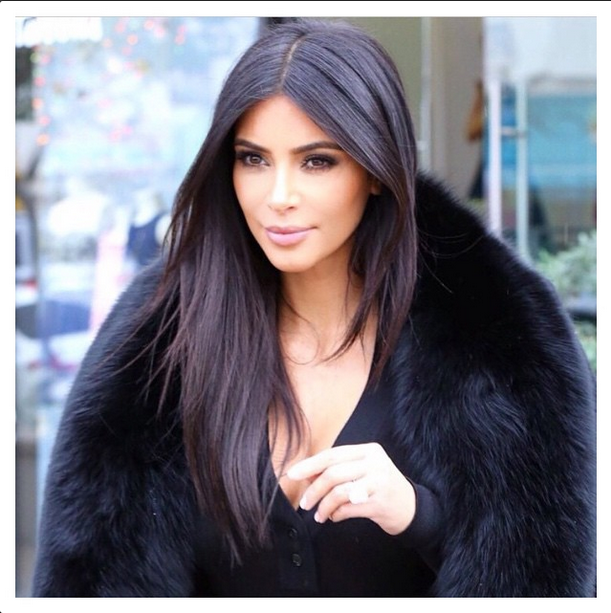  Em ângulo ousado, Kim Kardashian aparece nua em novas fotos vazadas na web