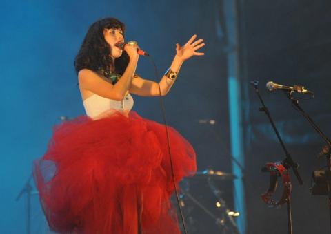 Kimbra tocou música do Michael Jackson com o Olodum