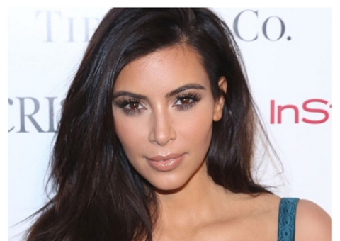 Kim Kardashian posa com biquíni de pele e é criticada nas redes sociais