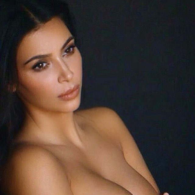Kim Kardashian posa nua e divulga bastidores em vídeo