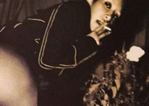 Kim Kardashian fuma e mostra bumbum em foto vazada