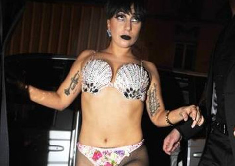 Lady Gaga sai com look inflável de estrela