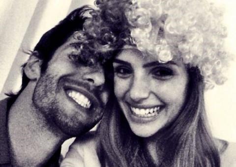 Kaká e Carol Celico posam sorridentes para foto