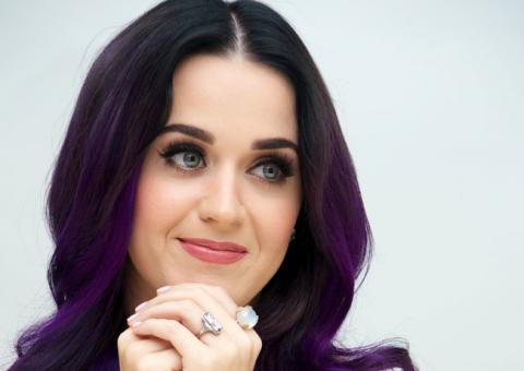 Katy Perry divulga lyric video de "Unconditionally"