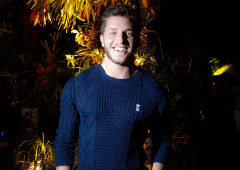 Solteiro, Klebber Toledo dá sopa em festa da piscina