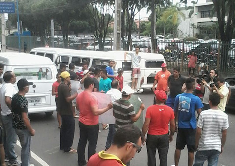 Kombeiros fazem manifestação na avenida Brasil