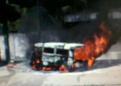 Kombi  pega fogo em área crítica dentro de posto de gasolina