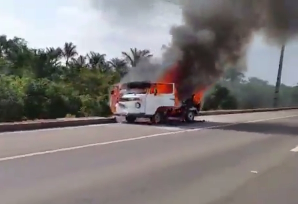 Kombi pega fogo depois de cruzar a ponte do Rio Negro