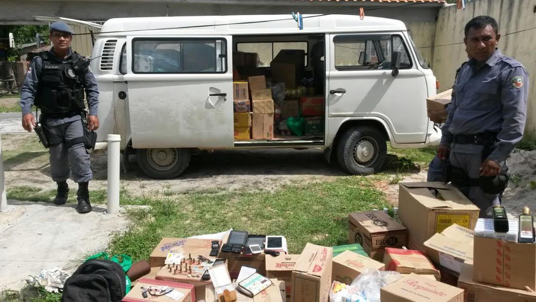 Homem é preso com mercadoria roubada em uma kombi
