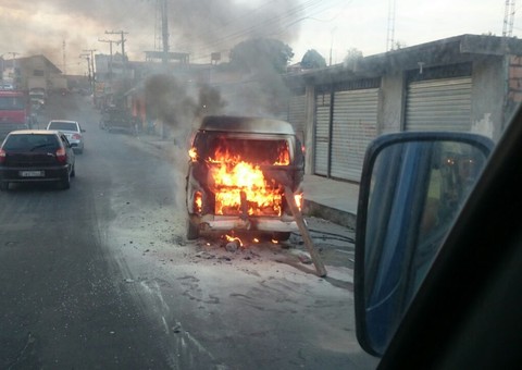 Kombi é destruída pelo fogo na Cidade de Deus