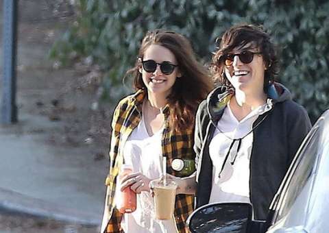  Kristen Stewart está namorando com outra mulher, diz revista