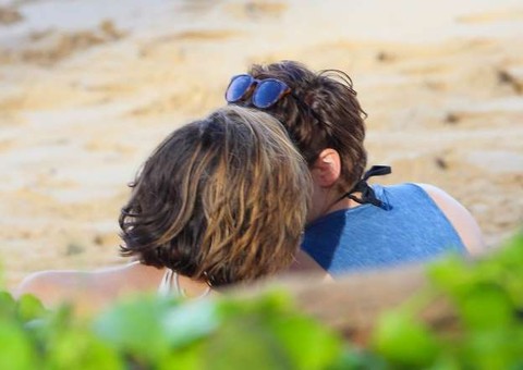 Estrela de Crepúsculo, Kristen Stewart é flagrada aos beijos com amiga