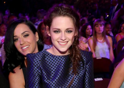 Katy Perry dá apertada no bumbum de Kristen Stewart