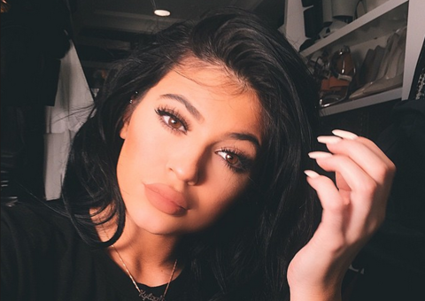 Irmã caçula de Kim Kardashian deixa calcinha à mostra e exibe bumbum avantajado