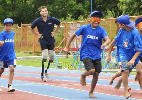Ídolos paralímpicos dão exemplo de vida à nova geração do atletismo