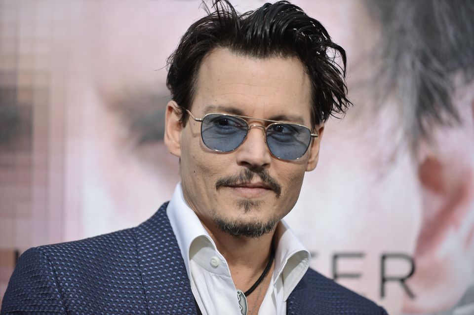 Johnny Depp aparece irreconhecível no papel de chefão do tráfico 