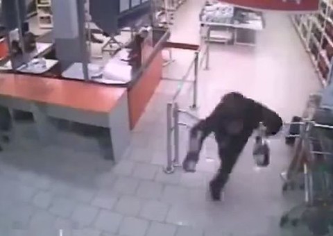 Ladrão atrapalhado acaba inconsciente ao tentar roubar supermercado