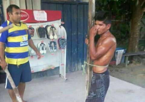 Ladrão invade comércio, é pego e espancado por moradores