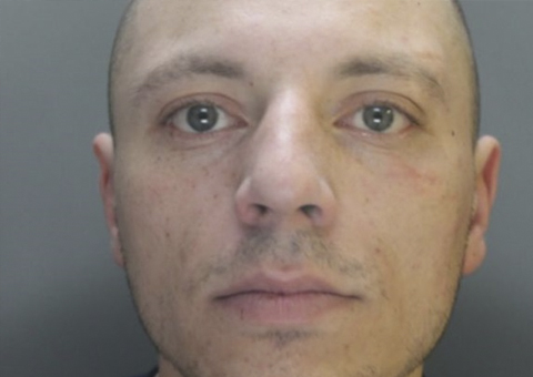 Mulher flagra ladrão usando sua calcinha, sutiã e meia-calça