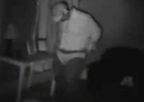 Ladrão invade casa apenas para vestir calcinha da proprietária do local