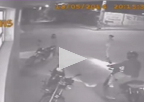 Ladrão vai roubar farmácia e tem moto roubada