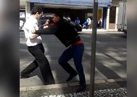 Gerente de farmácia imobiliza ladrão gaiato e ganha apoio de populares