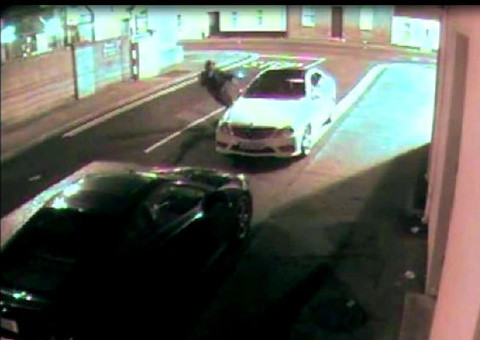 Ladrão tenta roubar carro e se dá mal após ser atingido por tijolo