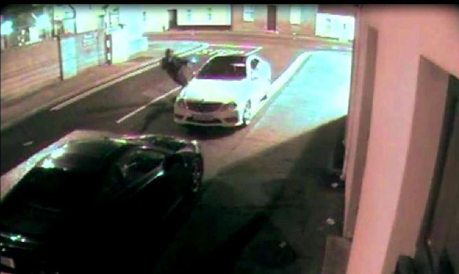 Ladrão tenta roubar carro e se dá mal após ser atingido por tijolo