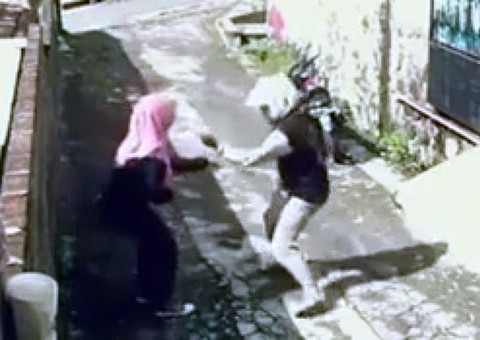 Ladrão tenta assaltar mulher e acaba no prejuízo. Veja: