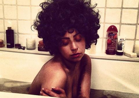 Lady Gaga e seu Black Power sensualizando numa banheira