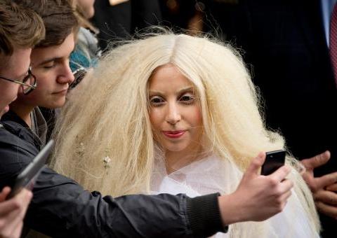 Lady Gaga lança novo álbum antes de possível show no espaço