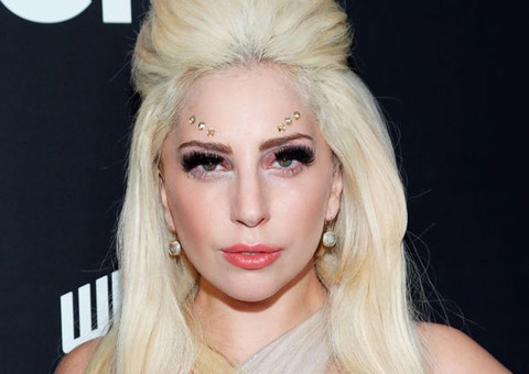 Lady Gaga é clicada em situação embaraçosa enquanto trocava de roupa dentro de carro