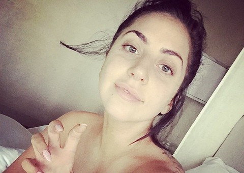 Lady Gaga surpreende com foto sem maquiagem