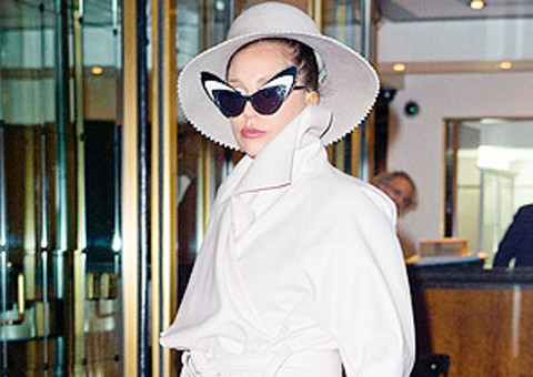 Lady Gaga usa look elegante em Nova York