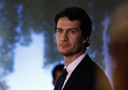 Laerte é baleado na igreja após se casar com Luiza