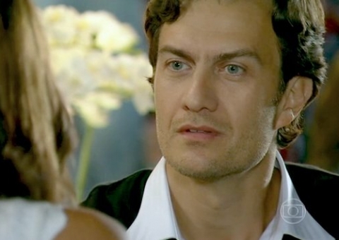 Laerte mente para Luiza e tem crise de ciúmes