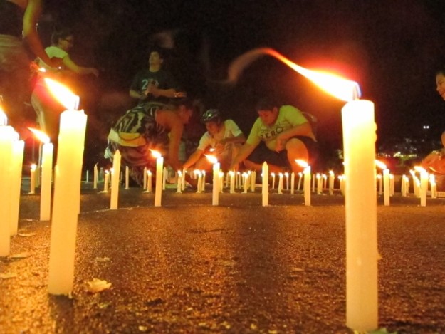  Prefeitura promove abraço simbólico iluminado na Lagoa do Japiim