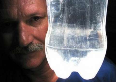 Brasileiro inventa luz sem energia elétrica e ajuda o mundo