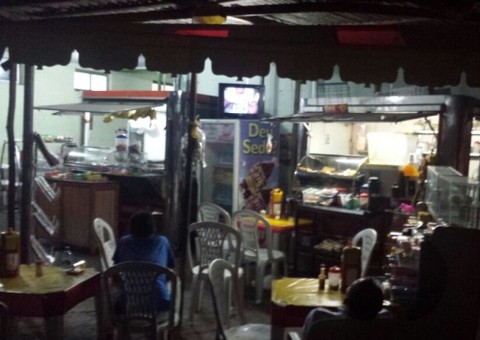 Cliente denuncia lanche sem higiene