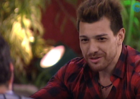 Família de César aluga lan house e contrata adolescentes para votar em sua permanência