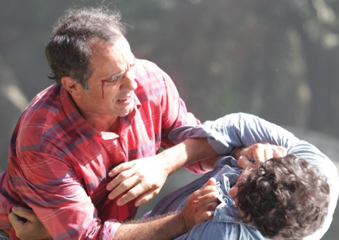 Virgilio dá surra em Laerte após músico pedir Luiza em casamento