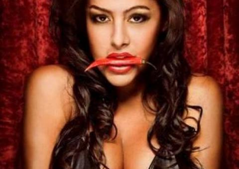 Antes de vir a SP, Musa da Copa Larissa Riquelme posa para sex shop