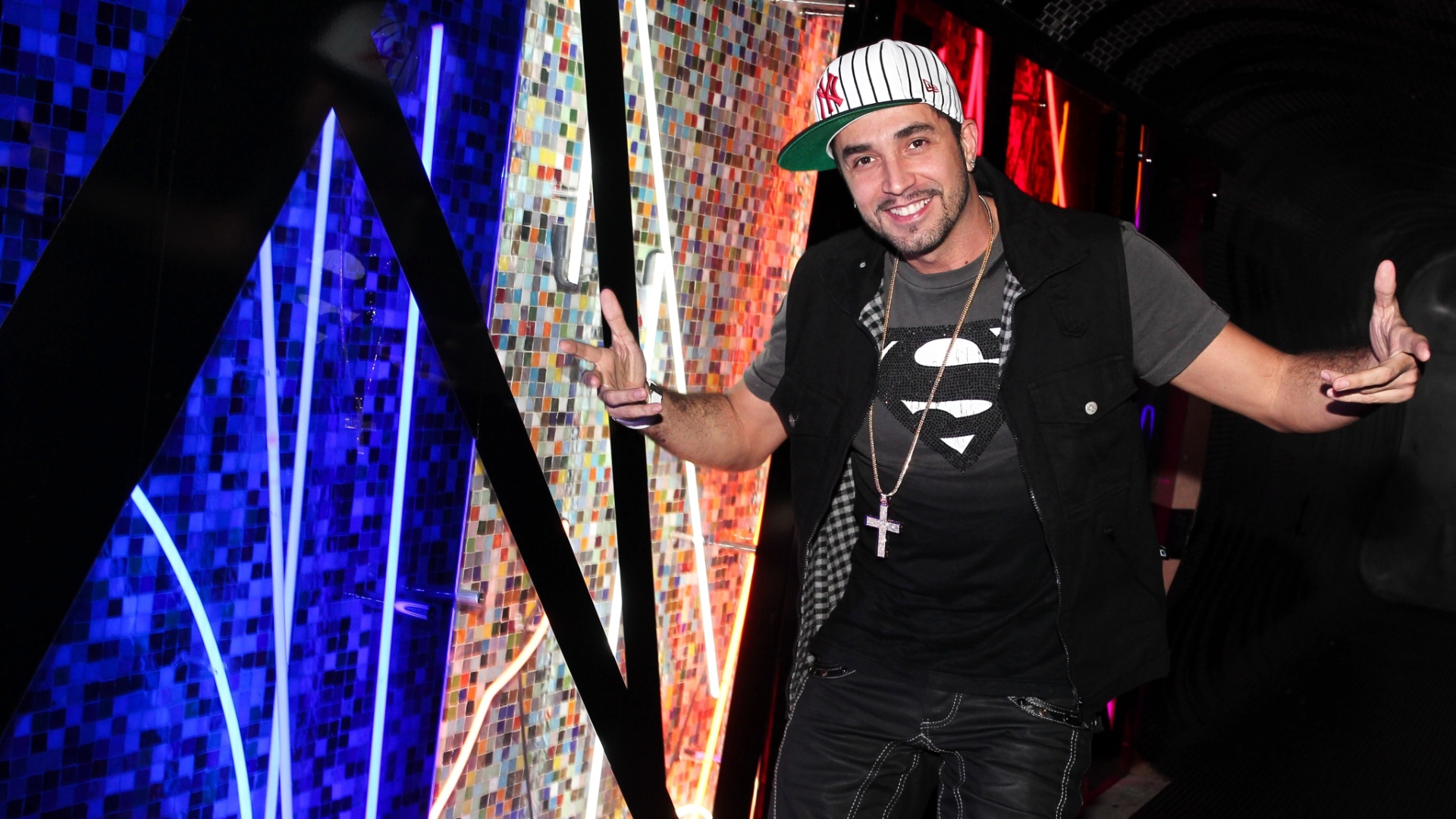 Mãe de filho de Latino muda versão e desiste de processo contra cantor