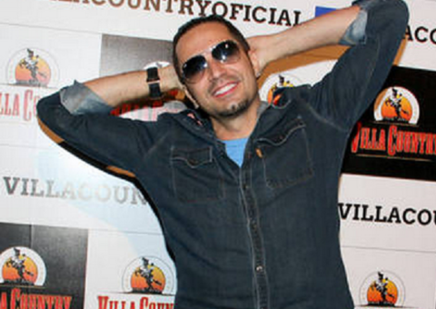 Sem pagar pensão, Latino pode ser preso “Ele está fugindo”