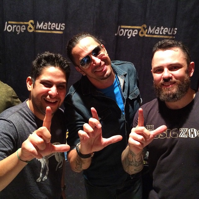 Sem pagar pensão, Latino pode ser preso “Ele está fugindo”