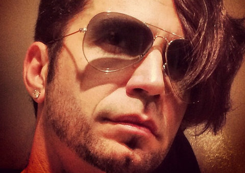 Latino adota visual exótico e vira piada na web