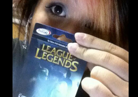 Nerd posta foto da namorada nua só porque ela usou personagem errado em game